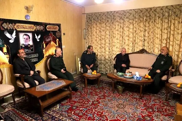 حضور سردار سلامی در منزل پدر شهید نیلفروشان