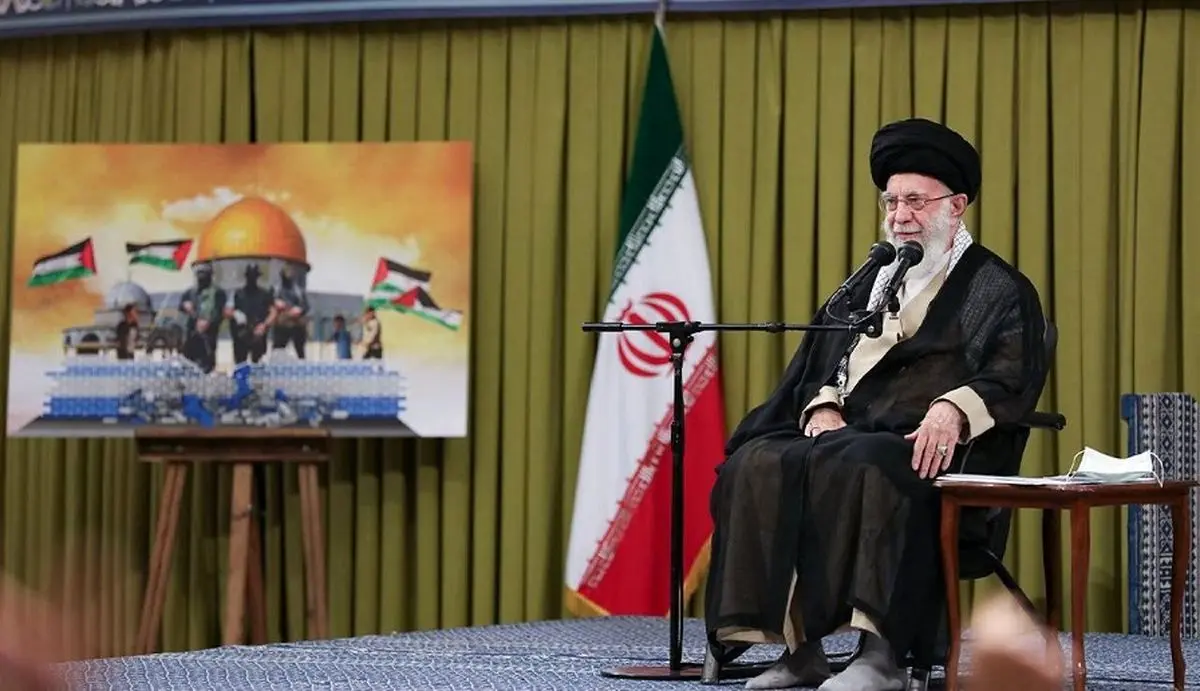 رهبر انقلاب: ۱۳ آبان ۵۸ ضربه ملت ایران به آمریکا بود