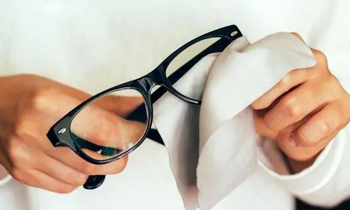 عینکتان را حرفه ای تمیز کنید | روش تمیز کردن شیشه عینک
