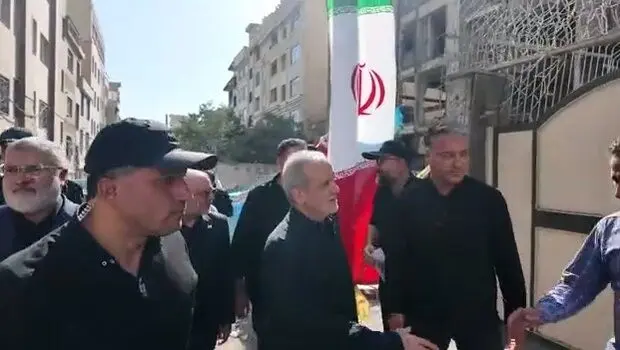 حضور پزشکیان در مناطق مسکونی تخریب شده در حمله اسرائیل
