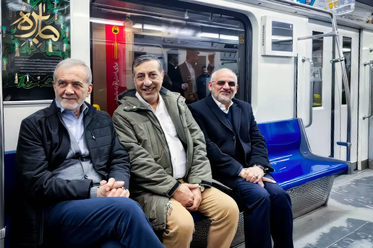 عکس یادگاری با پزشکیان در مترو | رئیس جمهور بعد از راهپیمایی ۲۲ بهمن
