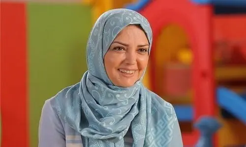 تیپ متفاوت مجری محبوب دهه ۶۰ در یک مراسم هنری +عکس