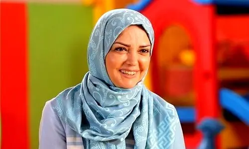 تیپ متفاوت مجری محبوب دهه ۶۰ در یک مراسم هنری +عکس