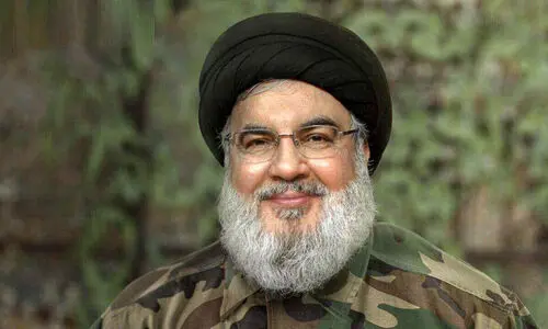 چفیه‌ای که شهید نیلفروشان به سیدحسن نصرالله داد به خانه بازگشت +عکس