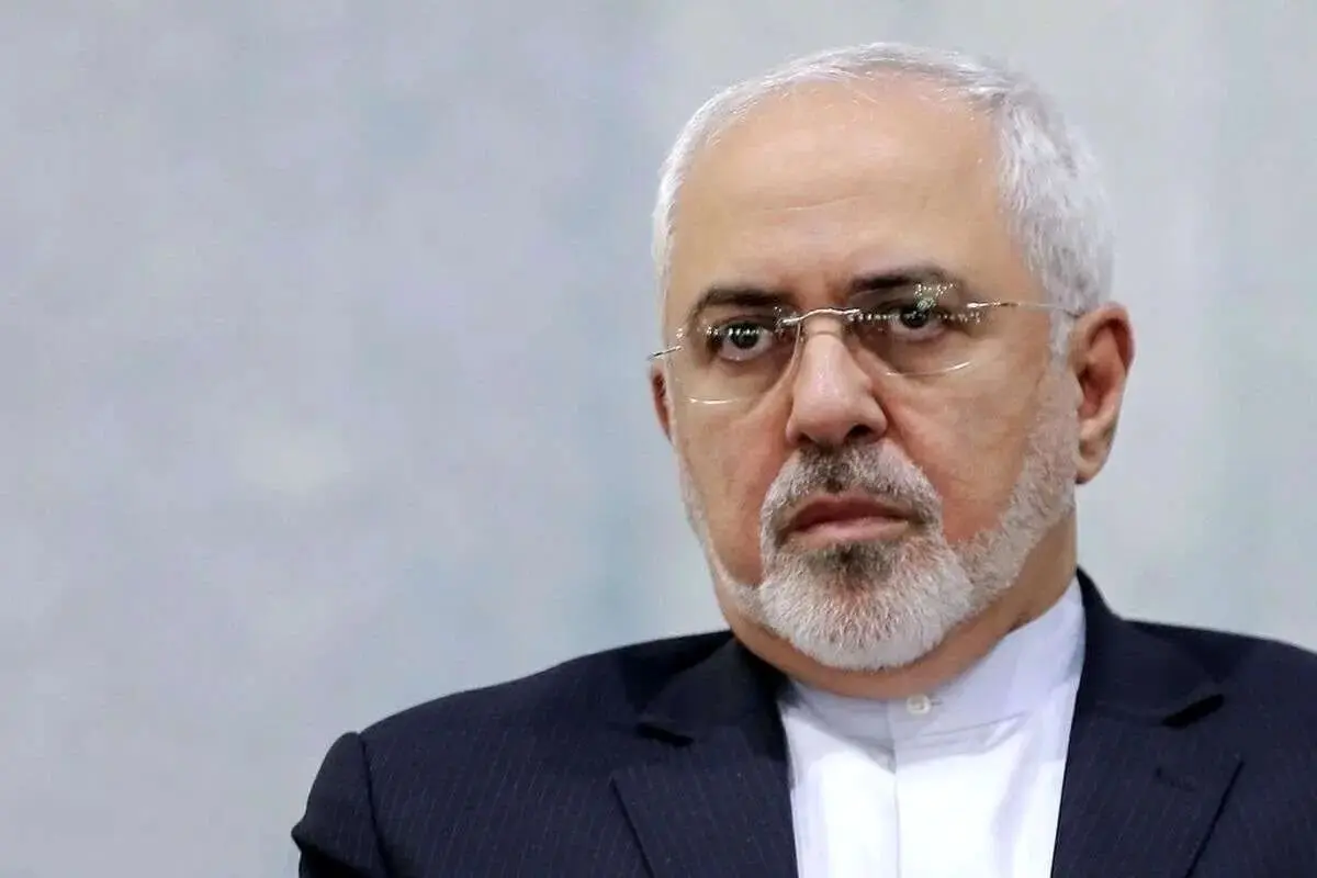 ظریف با کلاه متفاوت در مراسم تشییع پیکر شهدای حمله اسرائیل به ایران + عکس