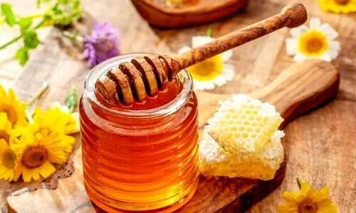 با ریختن عسل در آبجوش سم تولید می شود ؟ | عسل سالم تر از شکر است ؟