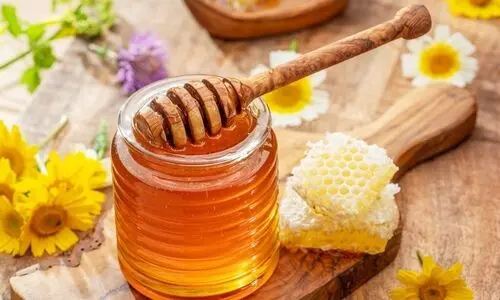 با ریختن عسل در آبجوش سم تولید می شود ؟ | عسل سالم تر از شکر است ؟
