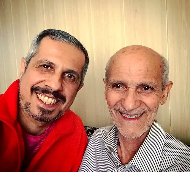 تصویر جگر سوز از جواد رضویان در مراسم ختم پدرش + عکس