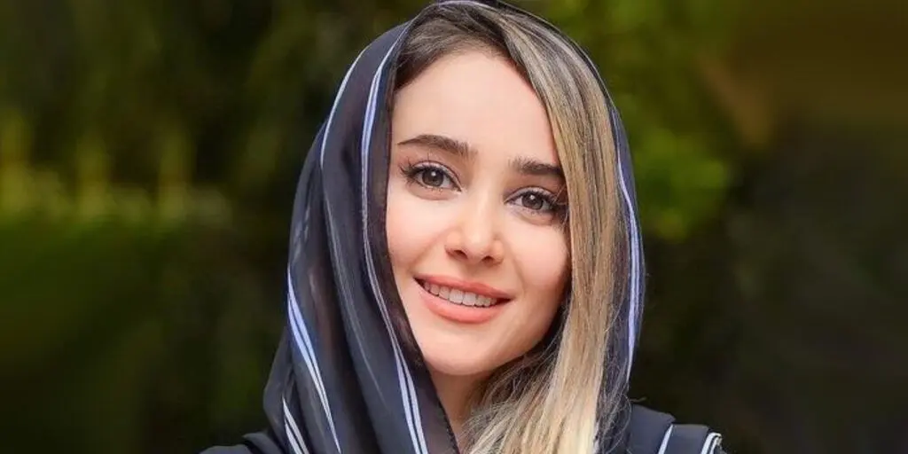 کیف گرانقیمت الناز حبیبی در اکران خصوصی یک فیلم | استایل شیک با جلیقه نارنجی الناز حبیبی چشم ها را خیره کرد +عکس
