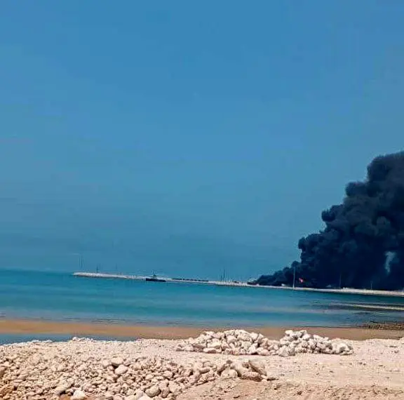 انفجار و آتش سوزی مهیب در بندر بوشهر + فیلم