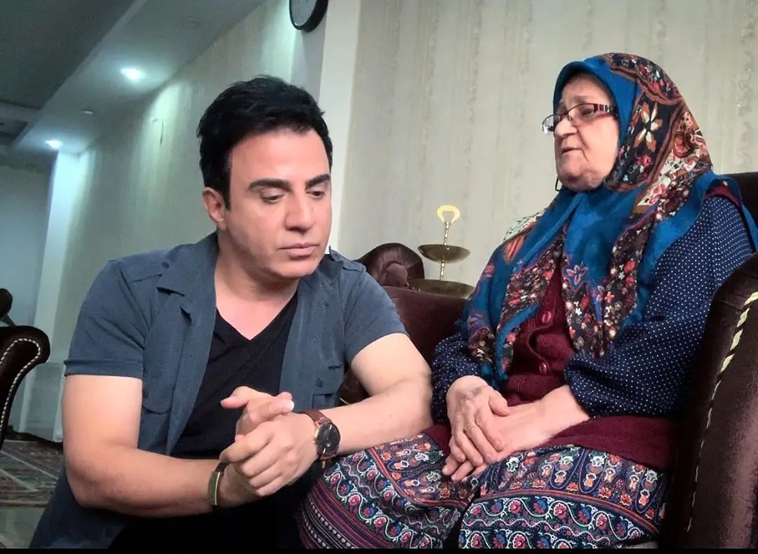 شوخی‌ بامزه عمو پورنگ با مادرش و نعیمه نظام دوست | نعیمه نظام دوست پرستار مادر عموپورنگ شد + ویدئو