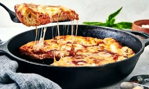 طرز تهیه پیتزا تابه‌ ای ترکیه‌ای | خوشمزه‌ترین فست‌فود خانگی بدون فر 