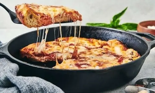 طرز تهیه پیتزا تابه‌ ای ترکیه‌ای | خوشمزه‌ترین فست‌فود خانگی بدون فر 