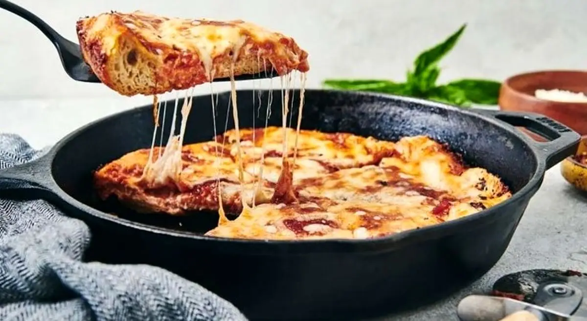 طرز تهیه پیتزا تابه ای ترکیهای | خوشمزهترین فستفود خانگی بدون فر