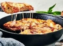 طرز تهیه پیتزا تابه‌ ای ترکیه‌ای | خوشمزه‌ترین فست‌فود خانگی بدون فر 