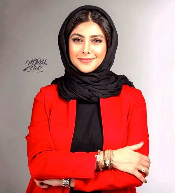 استایل متفاوت آزاده صمدی با کفش پاشنه نیم متری!!