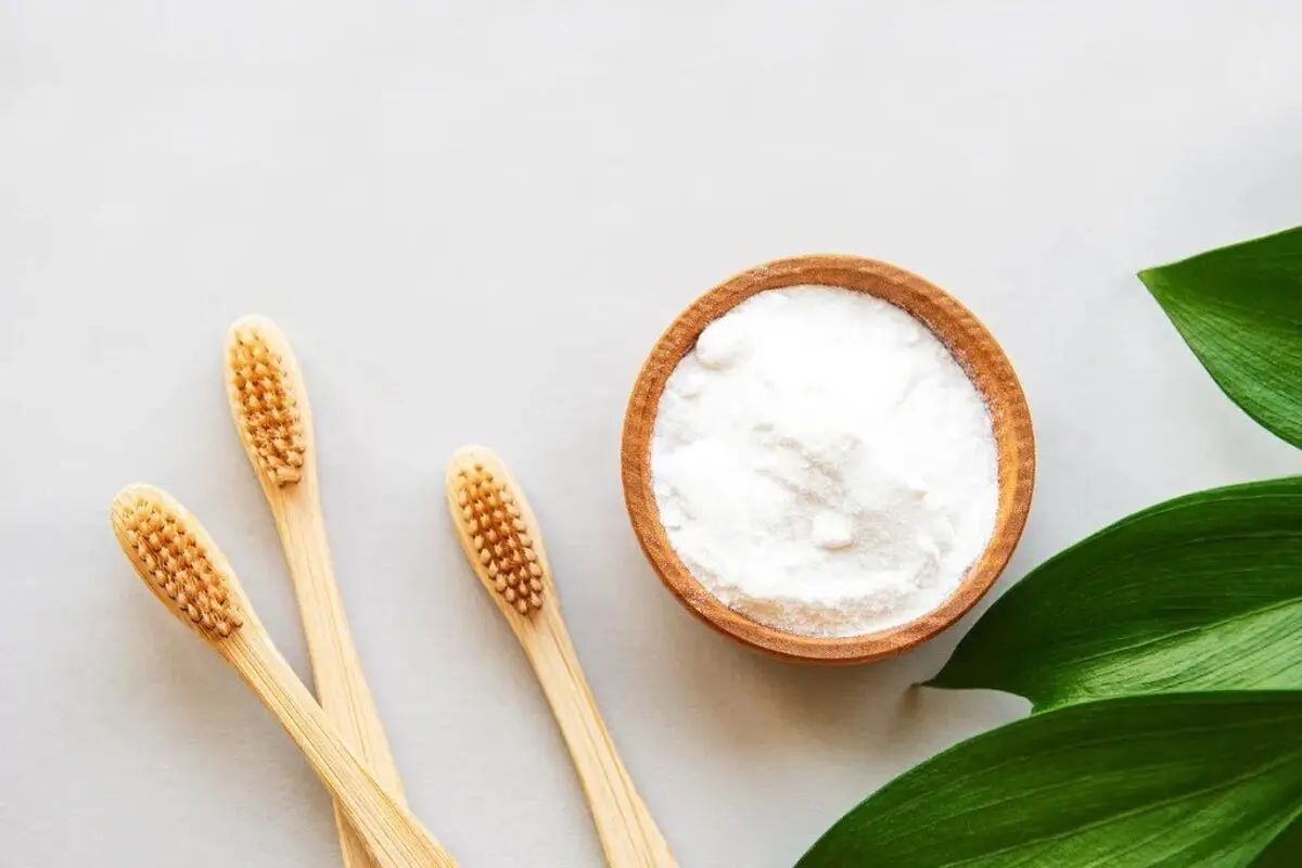 آیا مسواک زدن با جوش شیرین بی‌خطر است ؟ | نکات ایمنی برای مسواک زدن با جوش شیرین