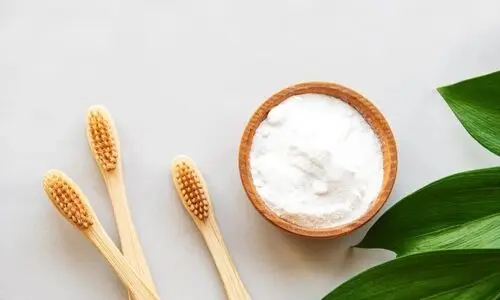 آیا مسواک زدن با جوش شیرین بی‌خطر است ؟ | نکات ایمنی برای مسواک زدن با جوش شیرین