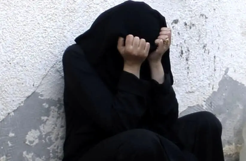 فرار دختر 17 ساله از خانه به خاطر رفتارهای نامتعارف ناپدری | ۱۲ ساله بودم که متوجه نگاه‌های غیرعادی ناپدریم شدم و راهی بهزیستی شدم