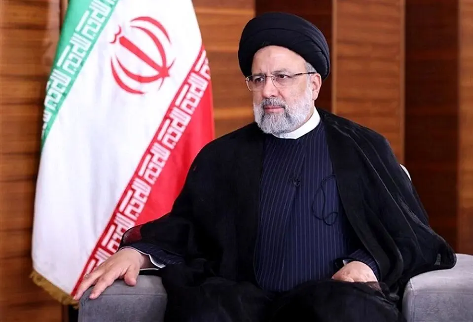 خبرنگار صداوسیما : تصویری که از رییس جمهور در بالگرد به یادم مانده این تصویر است +فیلم
