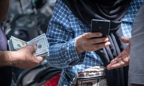 قیمت دلار و یورو در بازار آزاد امروز ۴ مردادماه ۱۴۰۴ | کاهش ۳۰۰ تومانی قیمت دلار آزاد