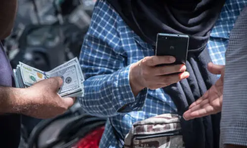 قیمت دلار و یورو در بازار آزاد امروز ۴ مردادماه ۱۴۰۴ | کاهش ۳۰۰ تومانی قیمت دلار آزاد