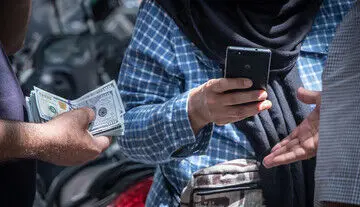 قیمت دلار و یورو در بازار آزاد امروز ۴ مردادماه ۱۴۰۴ | کاهش ۳۰۰ تومانی قیمت دلار آزاد