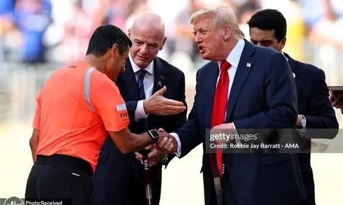عکس یادگاری ترامپ با فغانی و انداختن مدال به گردنش