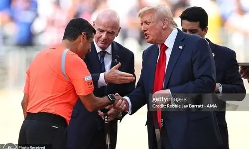 عکس یادگاری ترامپ با فغانی و انداختن مدال به گردنش