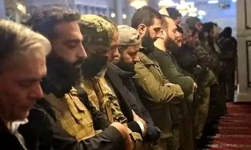 اقامه نماز جماعت جولانی در مسجد اموی دمشق +عکس