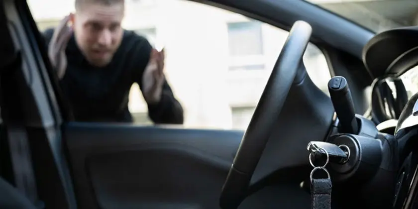 ۵ روش طلایی باز کردن درب خودرو بدون سوئیچ | در صورت جا ماندن کلید در ماشین به راحتی درب را باز کنید + ویدئو و تصاویر