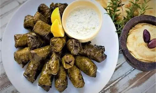تا بهار تمام نشده دلمه برگ مو تبریزی درست کنید | فوت و فن‌های پخت دلمه برگ مو به سبک تبریزی ها !