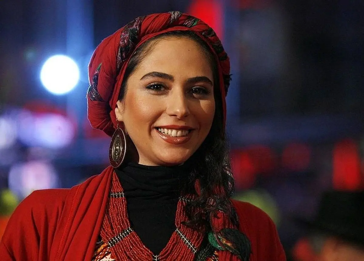 نگاه حسرت بار همسر رعنا آزادی ور به زن اولش سوژه شد | لاغری عجیب رعنا خانم همه را ترساند