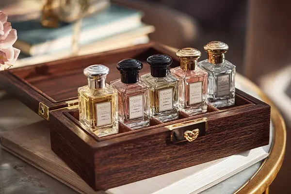 عطر شرکتی بیشتر میمونه یا این عطرهای گرمی؟