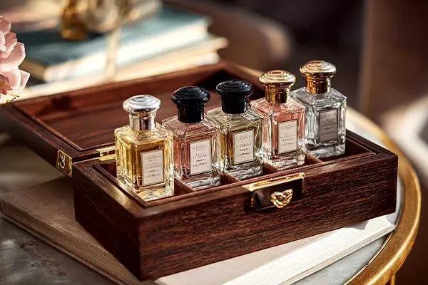 عطر شرکتی بیشتر میمونه یا این عطرهای گرمی؟
