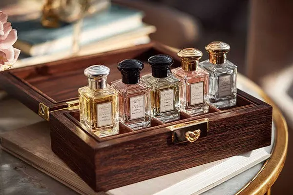 عطر شرکتی بیشتر میمونه یا این عطرهای گرمی؟