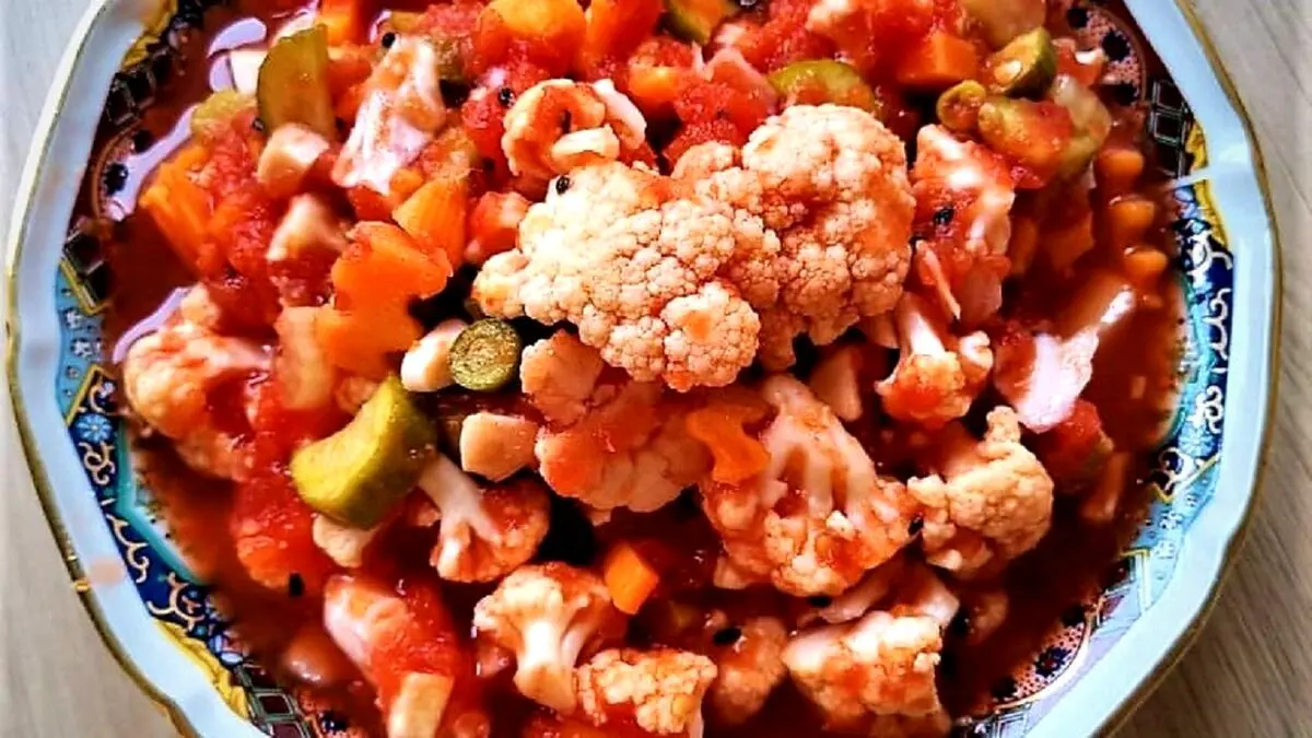 طرز تهیه ترشی گل کلم با آب گوجه فرنگی | 3 روزه ترشی درست کنید