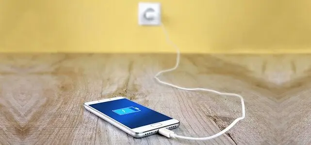 فیلم هولناک از برق گرفتگی زن جوان هنگام استفاده از گوشی در حال شارژ !