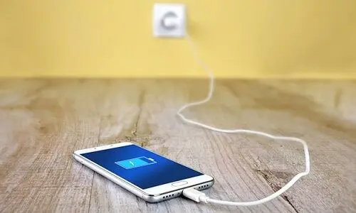 فیلم هولناک از برق گرفتگی زن جوان هنگام استفاده از گوشی در حال شارژ !
