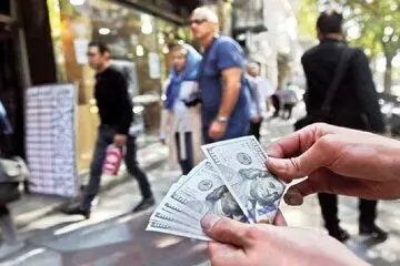 ریزش ناگهانی قیمت دلار در بازار | کاهش 8 هزار تومانی قیمت پوند انگلیس