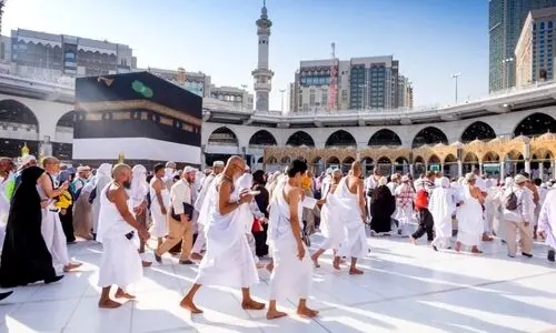 هشدار خطر مرگ درباره بوسیدن حاجیان