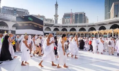 هشدار خطر مرگ درباره بوسیدن حاجیان