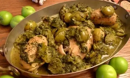 طرز تهیه خورش گوجه سبز مازندرانی با مرغ | تا فصلش هست این غذای مجلسی را درست کنید 