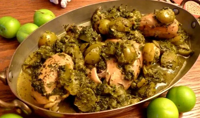 طرز تهیه خورش گوجه سبز مازندرانی با مرغ | تا فصلش هست این غذای مجلسی را درست کنید 