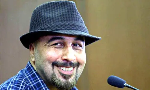 تصویری از تیپ خاص رضا عطاران درخارج از کشور | استایل عطاران با کراوات جلب توجه کرد