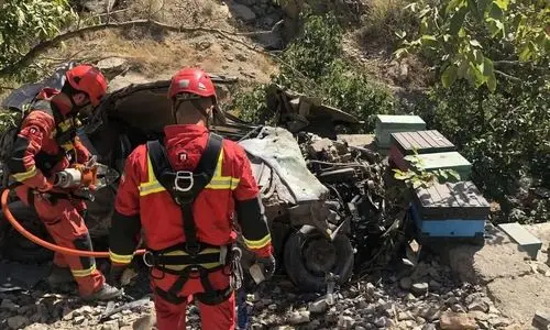 حادثه وحشتناک در مسیر جاده امامزاده داود | سقوط پژو ۴۰۵ به قعر دره