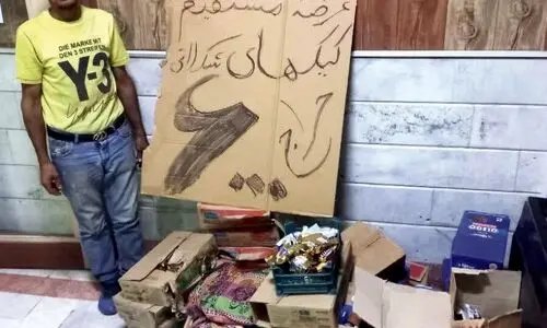 فروش زیر قیمت کیک تاریخ مصرف گذشته در خیابان! + تصاویر